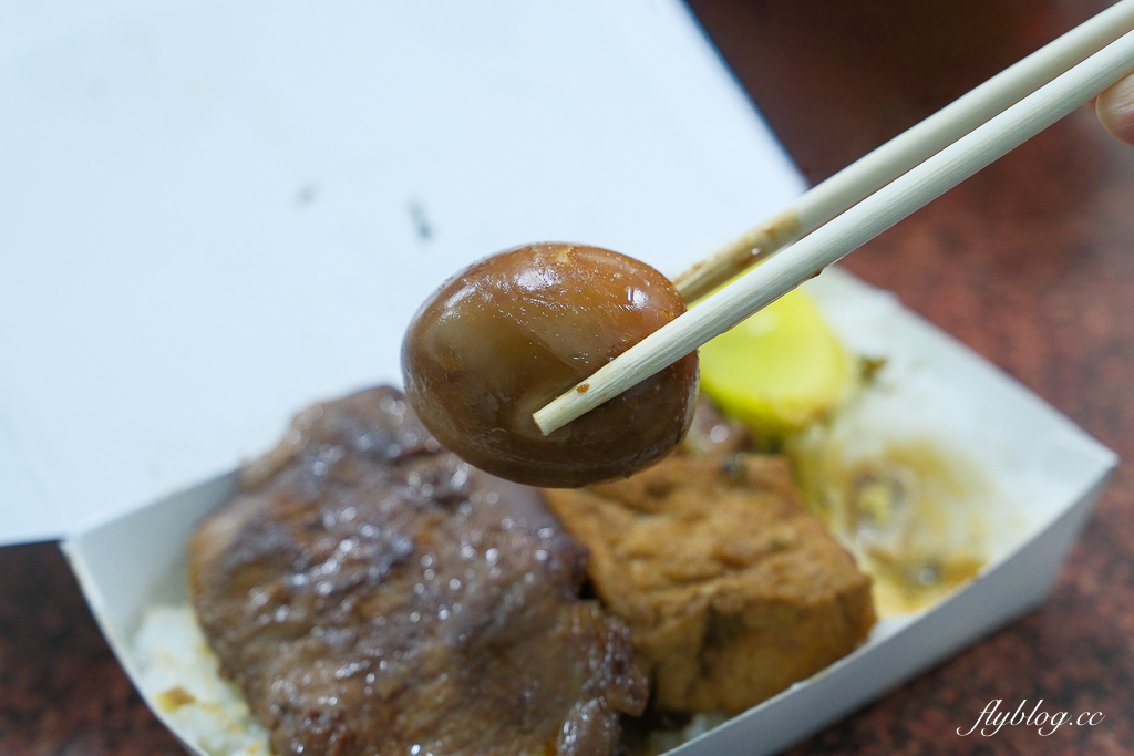 【圓光排肉餐盒】頭份國光客運旁便當搬家了，66年的老店老闆娘親自掌廚 @飛天璇的口袋