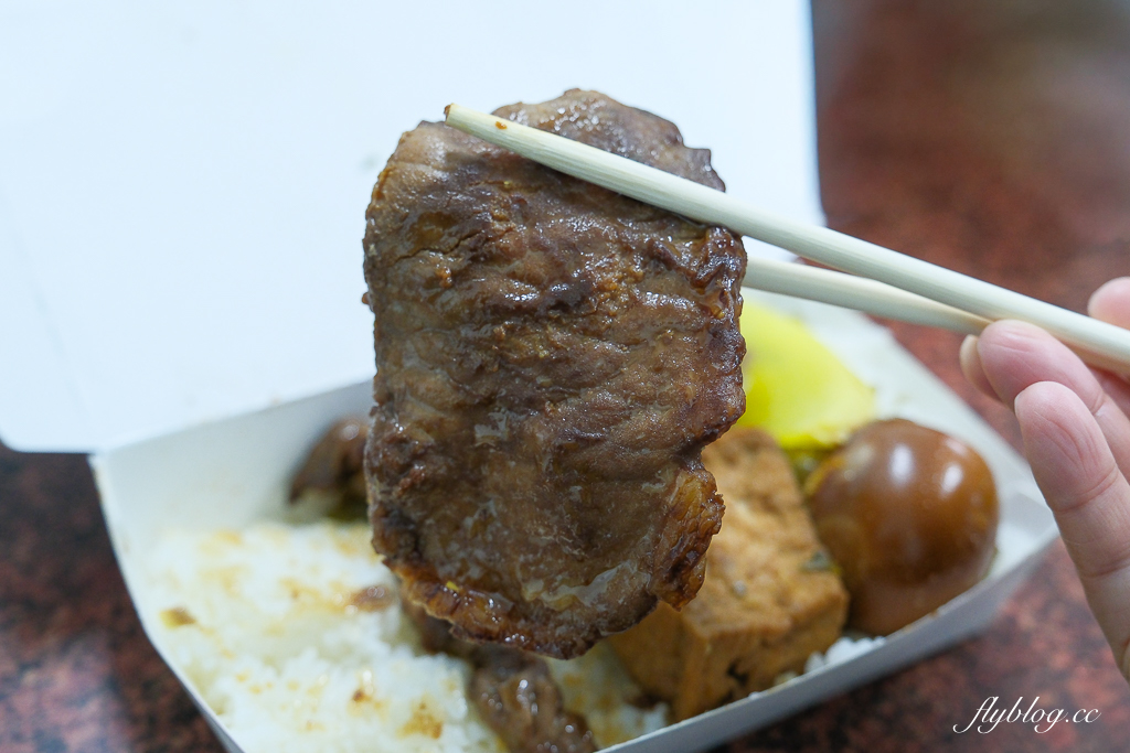 【圓光排肉餐盒】頭份國光客運旁便當搬家了，66年的老店老闆娘親自掌廚 @飛天璇的口袋