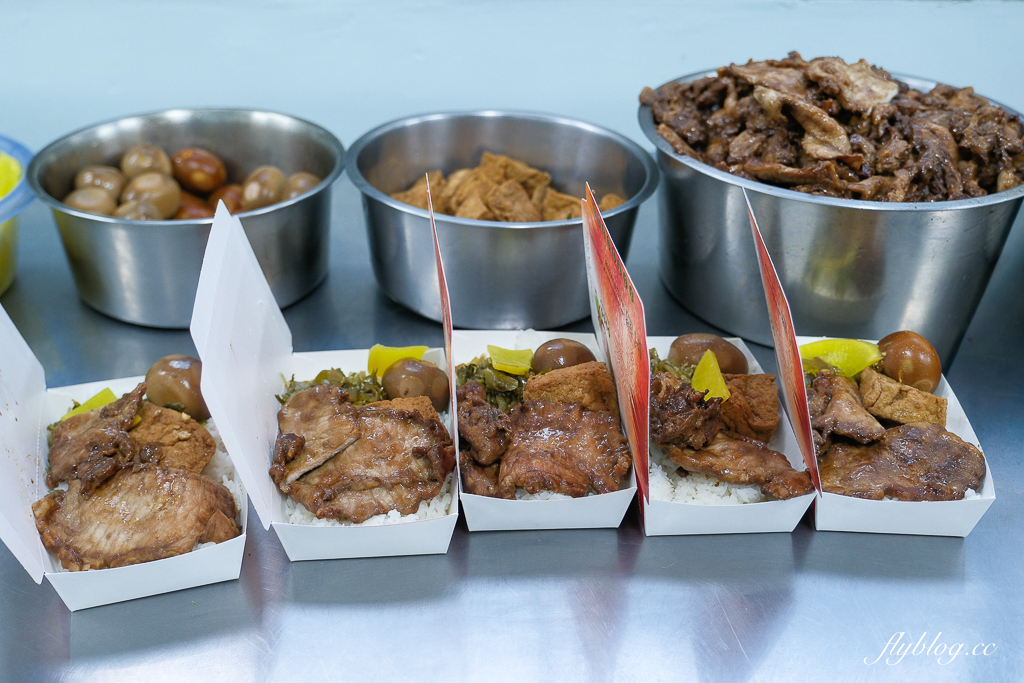 【圓光排肉餐盒】頭份國光客運旁便當搬家了，66年的老店老闆娘親自掌廚 @飛天璇的口袋