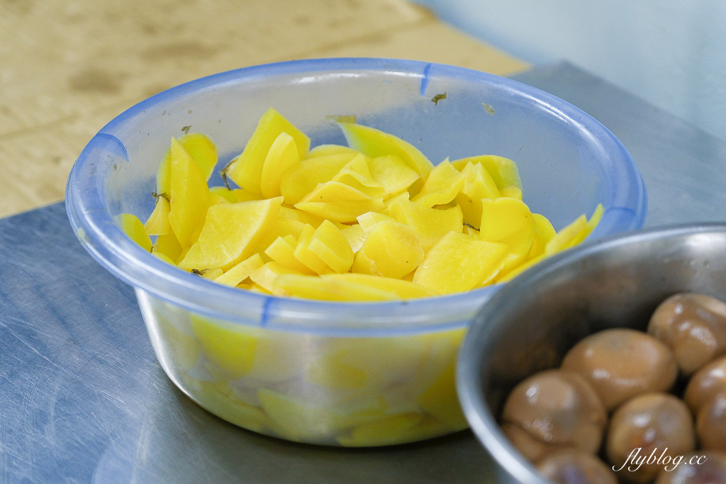 【圓光排肉餐盒】頭份國光客運旁便當搬家了，66年的老店老闆娘親自掌廚 @飛天璇的口袋