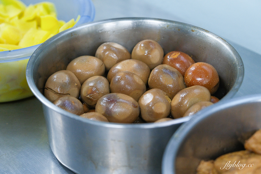 【圓光排肉餐盒】頭份國光客運旁便當搬家了，66年的老店老闆娘親自掌廚 @飛天璇的口袋