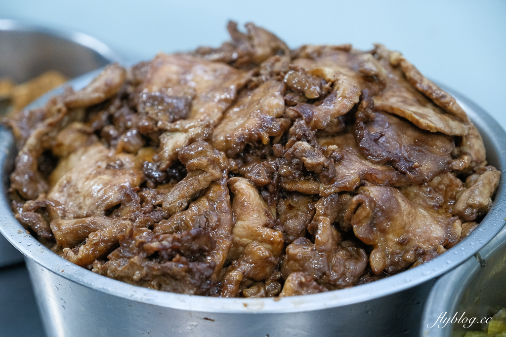 【圓光排肉餐盒】頭份國光客運旁便當搬家了，66年的老店老闆娘親自掌廚 @飛天璇的口袋