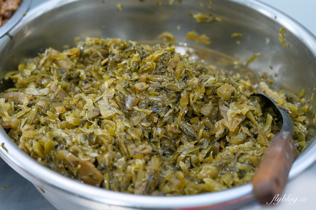 【圓光排肉餐盒】頭份國光客運旁便當搬家了，66年的老店老闆娘親自掌廚 @飛天璇的口袋