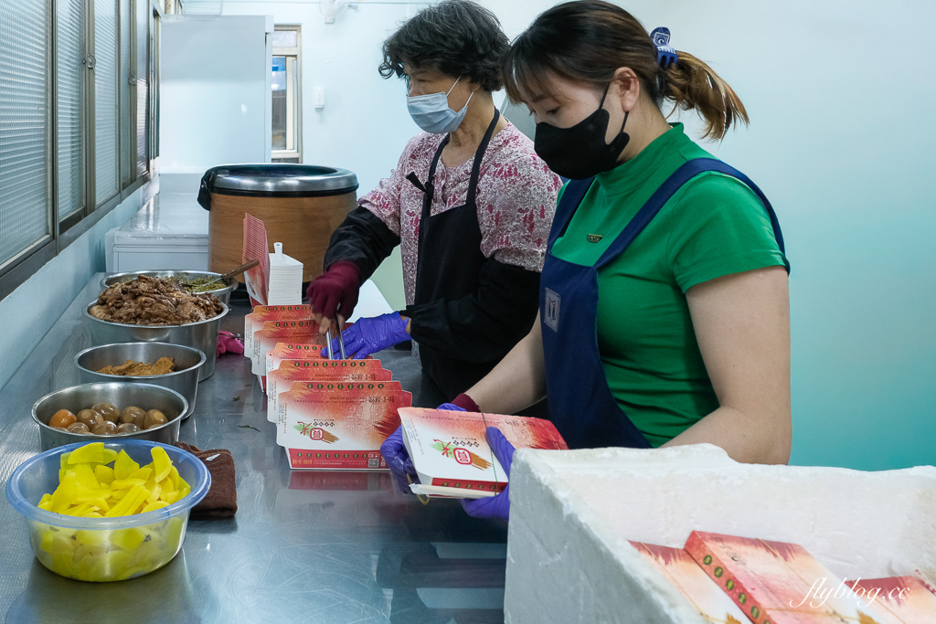 【圓光排肉餐盒】頭份國光客運旁便當搬家了，66年的老店老闆娘親自掌廚 @飛天璇的口袋