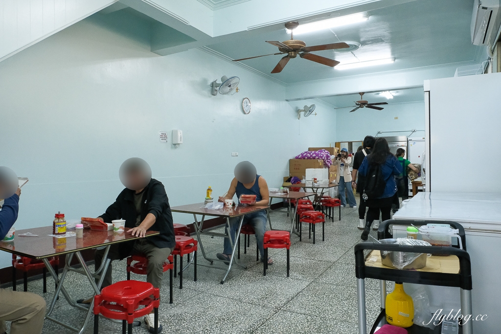 【圓光排肉餐盒】頭份國光客運旁便當搬家了，66年的老店老闆娘親自掌廚 @飛天璇的口袋