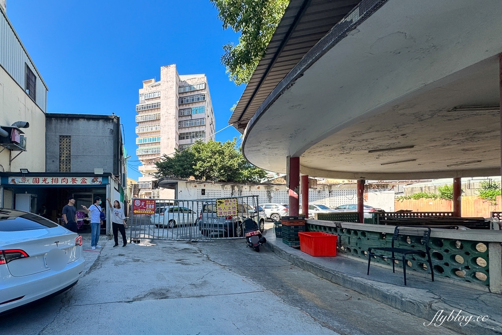 【圓光排肉餐盒】頭份國光客運旁便當搬家了，66年的老店老闆娘親自掌廚 @飛天璇的口袋