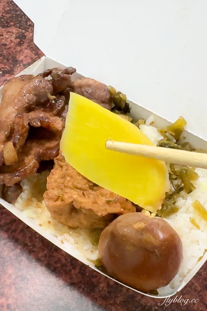 【圓光排肉餐盒】頭份國光客運旁便當搬家了，66年的老店老闆娘親自掌廚 @飛天璇的口袋