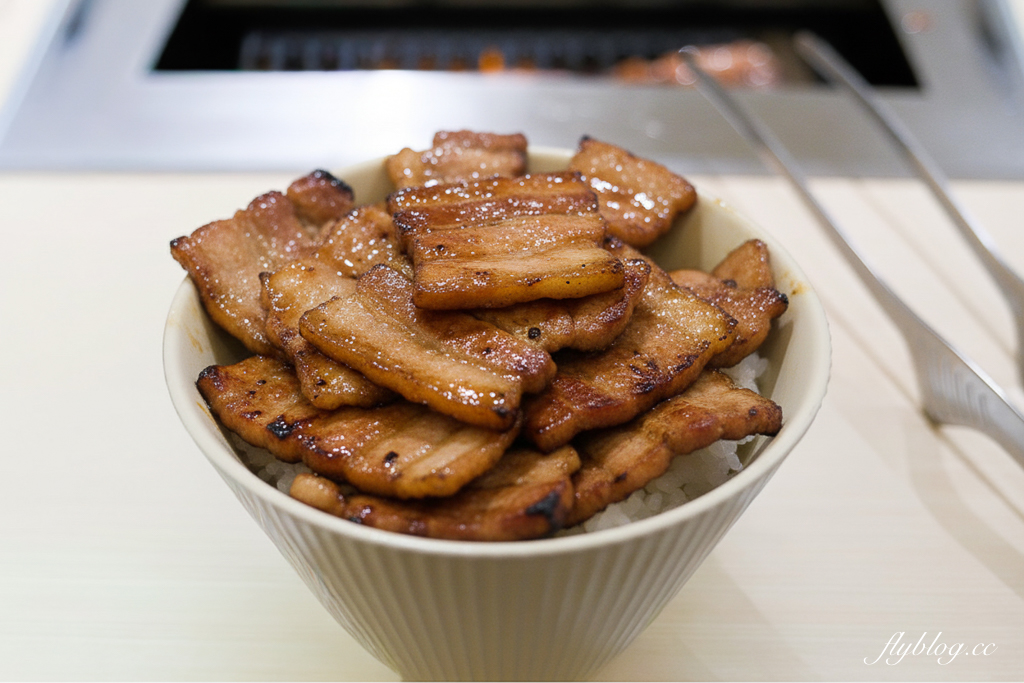 杏桃鬆餅屋 UZNA OMOM｜來自日本原宿的8公分蘇芙蕾厚鬆餅，讓女孩子尖叫的幸福口感 @飛天璇的口袋