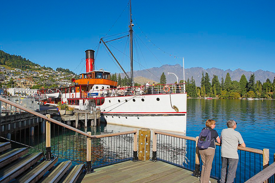 紐西蘭南島｜TSS 恩斯羅號蒸汽船遊船．瓦爾特峰BBQ百匯吃到飽，一飽皇后鎮瓦卡蒂普湖之美 @飛天璇的口袋