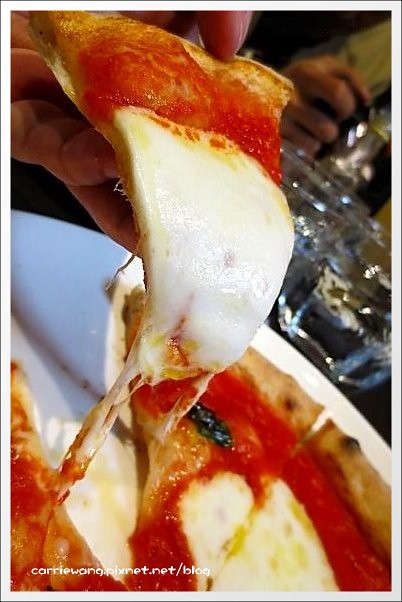 【台中義大利麵】Carbone南義式手工披薩專賣店。物美價廉，好吃推薦！(同場加映：愛戀戚風草莓蛋糕) @飛天璇的口袋