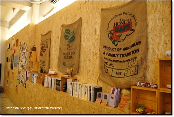 【台中下午茶】Landscape 1893 Cafe。到圖書館裡喝咖啡，一個人耽整個下午也不會無聊！ @飛天璇的口袋