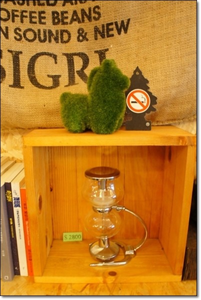 【台中下午茶】Landscape 1893 Cafe。到圖書館裡喝咖啡，一個人耽整個下午也不會無聊！ @飛天璇的口袋