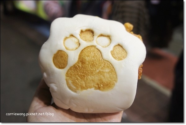 【台中逢甲夜市】必吃小吃美食推薦。台北江麻辣臭豆腐+印度拉茶+官芝霖大腸包小腸+李熱狗米血糕+炳叔叔烤玉米+日船章魚小丸子+許記生煎包+魏姐包心粉圓+金門炒泡麵+熊の食熊手包+九龍茶陳記香港茶 @飛天璇的口袋