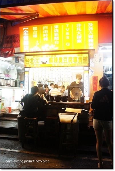 【台中逢甲夜市】必吃小吃美食推薦。台北江麻辣臭豆腐+印度拉茶+官芝霖大腸包小腸+李熱狗米血糕+炳叔叔烤玉米+日船章魚小丸子+許記生煎包+魏姐包心粉圓+金門炒泡麵+熊の食熊手包+九龍茶陳記香港茶 @飛天璇的口袋