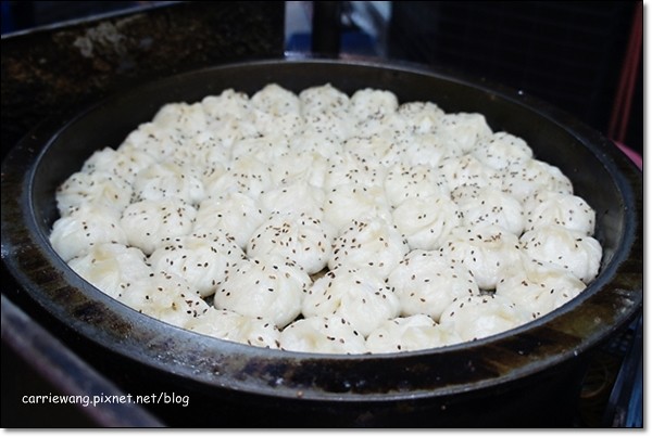 【台中逢甲夜市】必吃小吃美食推薦。台北江麻辣臭豆腐+印度拉茶+官芝霖大腸包小腸+李熱狗米血糕+炳叔叔烤玉米+日船章魚小丸子+許記生煎包+魏姐包心粉圓+金門炒泡麵+熊の食熊手包+九龍茶陳記香港茶 @飛天璇的口袋