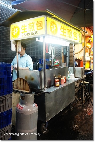 【台中逢甲夜市】必吃小吃美食推薦。台北江麻辣臭豆腐+印度拉茶+官芝霖大腸包小腸+李熱狗米血糕+炳叔叔烤玉米+日船章魚小丸子+許記生煎包+魏姐包心粉圓+金門炒泡麵+熊の食熊手包+九龍茶陳記香港茶 @飛天璇的口袋