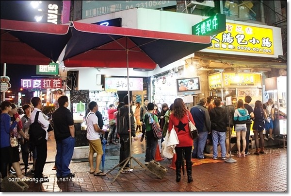 【台中逢甲夜市】必吃小吃美食推薦。台北江麻辣臭豆腐+印度拉茶+官芝霖大腸包小腸+李熱狗米血糕+炳叔叔烤玉米+日船章魚小丸子+許記生煎包+魏姐包心粉圓+金門炒泡麵+熊の食熊手包+九龍茶陳記香港茶 @飛天璇的口袋