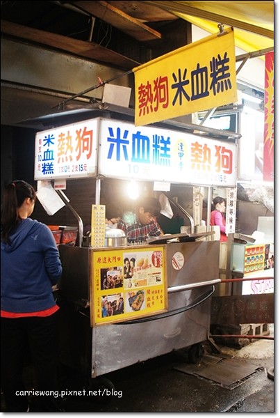 【台中逢甲夜市】必吃小吃美食推薦。台北江麻辣臭豆腐+印度拉茶+官芝霖大腸包小腸+李熱狗米血糕+炳叔叔烤玉米+日船章魚小丸子+許記生煎包+魏姐包心粉圓+金門炒泡麵+熊の食熊手包+九龍茶陳記香港茶 @飛天璇的口袋