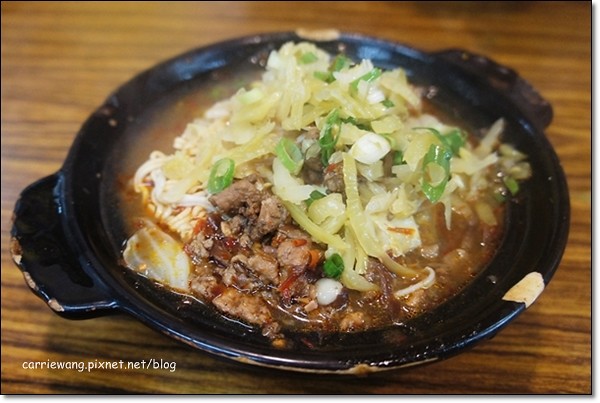【台中逢甲夜市】必吃小吃美食推薦。台北江麻辣臭豆腐+印度拉茶+官芝霖大腸包小腸+李熱狗米血糕+炳叔叔烤玉米+日船章魚小丸子+許記生煎包+魏姐包心粉圓+金門炒泡麵+熊の食熊手包+九龍茶陳記香港茶 @飛天璇的口袋