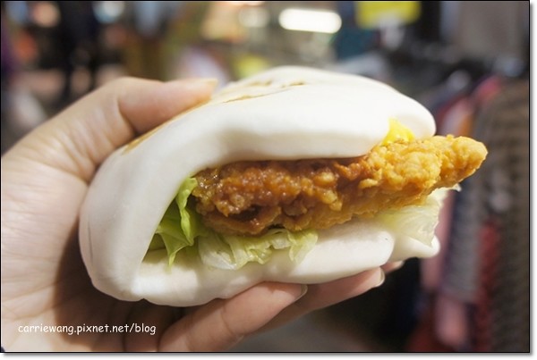 【台中逢甲夜市】必吃小吃美食推薦。台北江麻辣臭豆腐+印度拉茶+官芝霖大腸包小腸+李熱狗米血糕+炳叔叔烤玉米+日船章魚小丸子+許記生煎包+魏姐包心粉圓+金門炒泡麵+熊の食熊手包+九龍茶陳記香港茶 @飛天璇的口袋