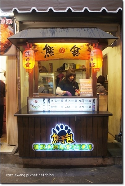 【台中逢甲夜市】必吃小吃美食推薦。台北江麻辣臭豆腐+印度拉茶+官芝霖大腸包小腸+李熱狗米血糕+炳叔叔烤玉米+日船章魚小丸子+許記生煎包+魏姐包心粉圓+金門炒泡麵+熊の食熊手包+九龍茶陳記香港茶 @飛天璇的口袋