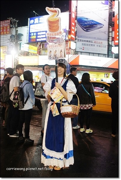 【台中逢甲夜市】必吃小吃美食推薦。台北江麻辣臭豆腐+印度拉茶+官芝霖大腸包小腸+李熱狗米血糕+炳叔叔烤玉米+日船章魚小丸子+許記生煎包+魏姐包心粉圓+金門炒泡麵+熊の食熊手包+九龍茶陳記香港茶 @飛天璇的口袋