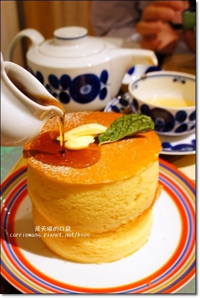 杏桃鬆餅屋 UZNA OMOM｜來自日本原宿的8公分蘇芙蕾厚鬆餅，讓女孩子尖叫的幸福口感 @飛天璇的口袋