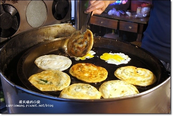 【宜蘭東門夜市】必吃小吃美食推薦。梁大胖碳烤+彭記蔥油餅+善美仙草八寶湯+老店東山鴨頭+阿成蚵仔煎+搖搖冰+正隆羊肉湯 @飛天璇的口袋