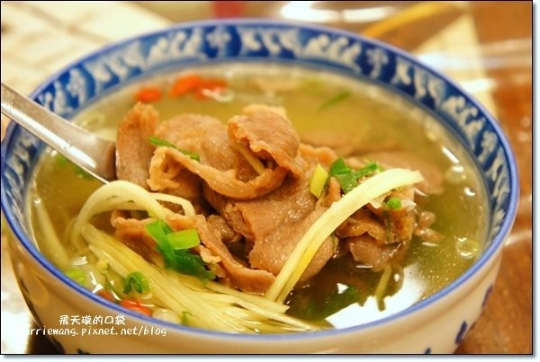 【宜蘭東門夜市】必吃小吃美食推薦。梁大胖碳烤+彭記蔥油餅+善美仙草八寶湯+老店東山鴨頭+阿成蚵仔煎+搖搖冰+正隆羊肉湯 @飛天璇的口袋