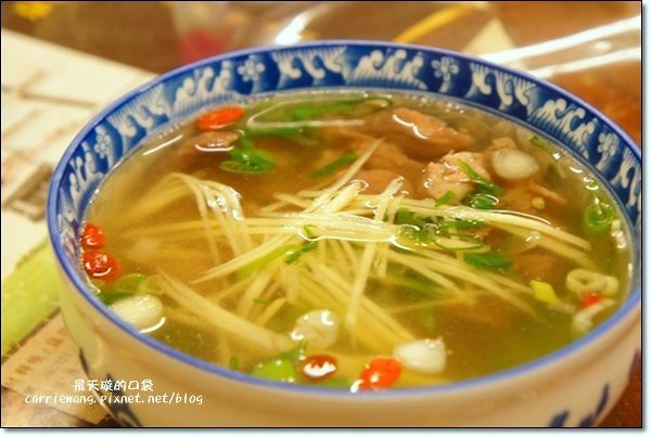 【宜蘭東門夜市】必吃小吃美食推薦。梁大胖碳烤+彭記蔥油餅+善美仙草八寶湯+老店東山鴨頭+阿成蚵仔煎+搖搖冰+正隆羊肉湯 @飛天璇的口袋