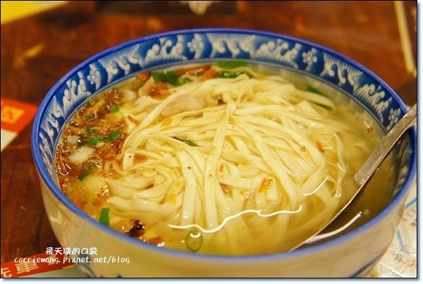 【宜蘭東門夜市】必吃小吃美食推薦。梁大胖碳烤+彭記蔥油餅+善美仙草八寶湯+老店東山鴨頭+阿成蚵仔煎+搖搖冰+正隆羊肉湯 @飛天璇的口袋