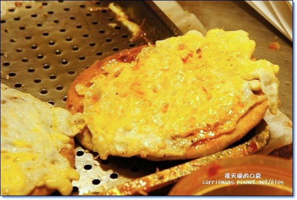 【宜蘭東門夜市】必吃小吃美食推薦。梁大胖碳烤+彭記蔥油餅+善美仙草八寶湯+老店東山鴨頭+阿成蚵仔煎+搖搖冰+正隆羊肉湯 @飛天璇的口袋