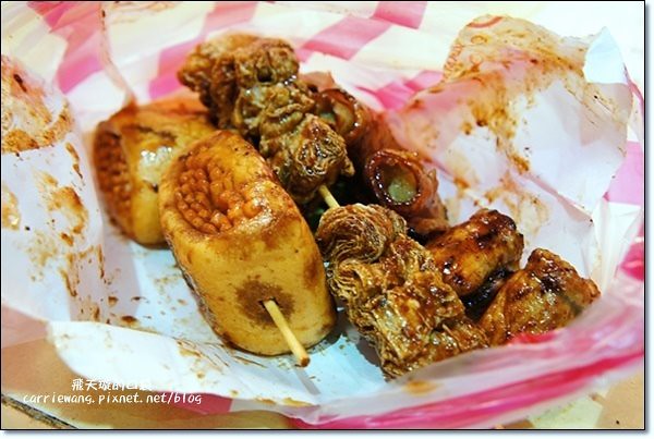 【宜蘭東門夜市】必吃小吃美食推薦。梁大胖碳烤+彭記蔥油餅+善美仙草八寶湯+老店東山鴨頭+阿成蚵仔煎+搖搖冰+正隆羊肉湯 @飛天璇的口袋