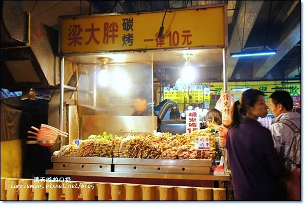 【宜蘭東門夜市】必吃小吃美食推薦。梁大胖碳烤+彭記蔥油餅+善美仙草八寶湯+老店東山鴨頭+阿成蚵仔煎+搖搖冰+正隆羊肉湯 @飛天璇的口袋