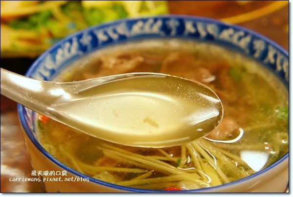 【宜蘭東門夜市】必吃小吃美食推薦。梁大胖碳烤+彭記蔥油餅+善美仙草八寶湯+老店東山鴨頭+阿成蚵仔煎+搖搖冰+正隆羊肉湯 @飛天璇的口袋