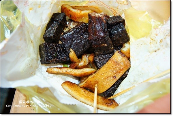 【宜蘭東門夜市】必吃小吃美食推薦。梁大胖碳烤+彭記蔥油餅+善美仙草八寶湯+老店東山鴨頭+阿成蚵仔煎+搖搖冰+正隆羊肉湯 @飛天璇的口袋