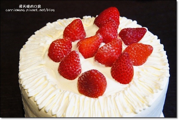 【台中蛋糕甜點】愛戀戚風咖啡館。台中地區目前吃到最好吃的生日蛋糕，招牌鮮奶油無敵清爽令人驚艷，大推薦啊！！ @飛天璇的口袋