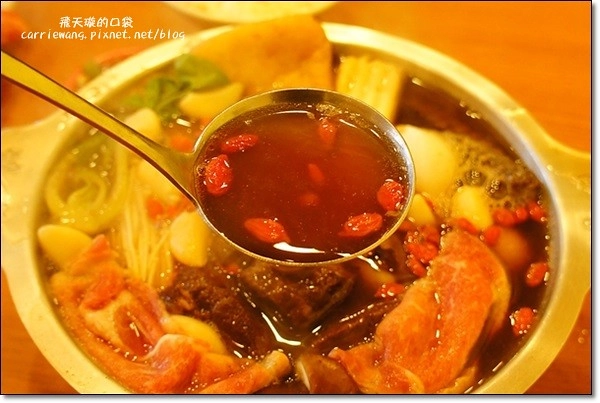 鬼椒一番麻辣小火鍋 和美店｜湯頭創意獨特，食材健康用心，中部第一家分店，一開幕就氣勢如虹 @飛天璇的口袋