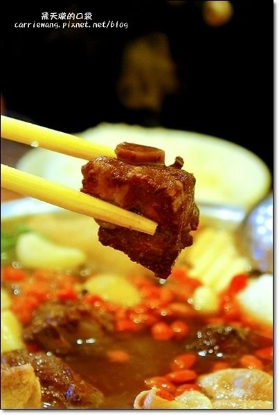 鬼椒一番麻辣小火鍋 和美店｜湯頭創意獨特，食材健康用心，中部第一家分店，一開幕就氣勢如虹 @飛天璇的口袋