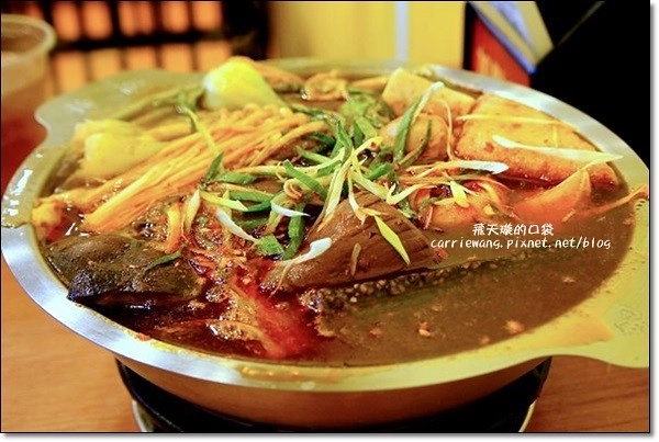 鬼椒一番麻辣小火鍋 和美店｜湯頭創意獨特，食材健康用心，中部第一家分店，一開幕就氣勢如虹 @飛天璇的口袋