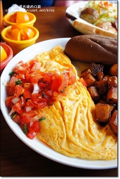 【台中早午餐】奧樂美特．Olimato Bistro。北屯地區精緻大份量早午餐推薦(2/13~2/23開幕期間，兩人同行第二人半價) @飛天璇的口袋