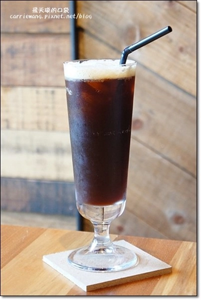 台中西區｜煙燻咖啡 Smoker．氛圍還不錯，享受鬧中取靜的感覺 @飛天璇的口袋