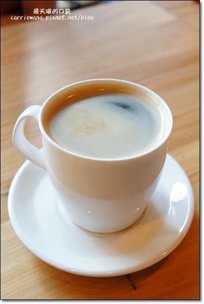 台中西區｜煙燻咖啡 Smoker．氛圍還不錯，享受鬧中取靜的感覺 @飛天璇的口袋