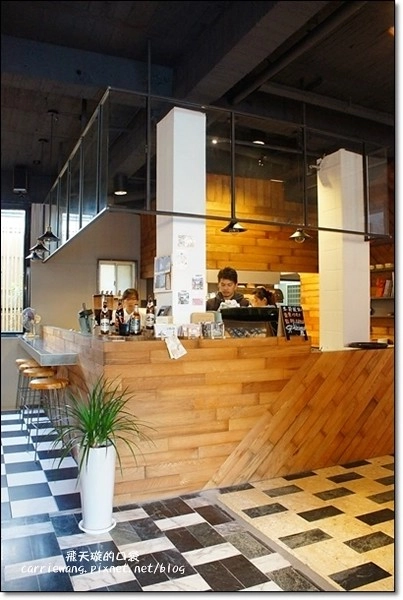 台中西區｜煙燻咖啡 Smoker．氛圍還不錯，享受鬧中取靜的感覺 @飛天璇的口袋