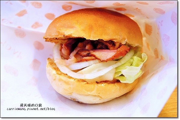 【台中漢堡推薦】D&A Burger Store(Devil&Angel魔鬼與天使漢堡)。同場加映：樂蒙地檸檬蛋糕，爽口好吃啊！ @飛天璇的口袋