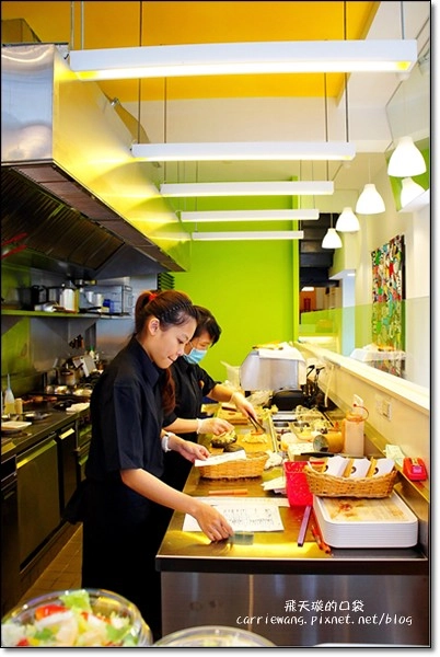 【台中漢堡推薦】D&A Burger Store(Devil&Angel魔鬼與天使漢堡)。同場加映：樂蒙地檸檬蛋糕，爽口好吃啊！ @飛天璇的口袋