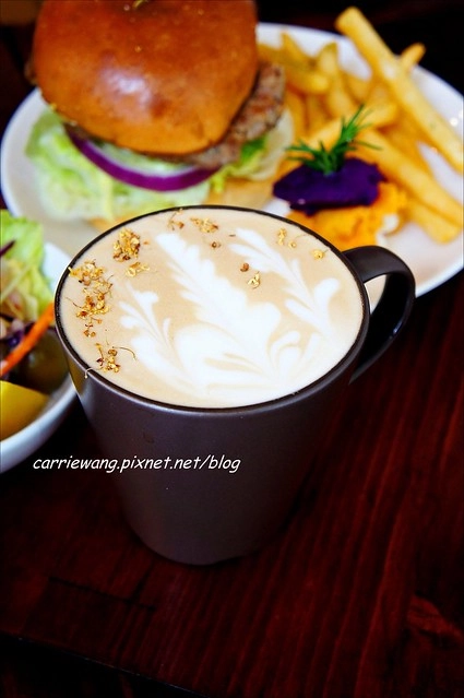 彰化巴特早午餐｜挑戰5公分之極限，費時30分鐘才可以完成的厚鬆餅，彰化現在也吃的到了哦！ @飛天璇的口袋