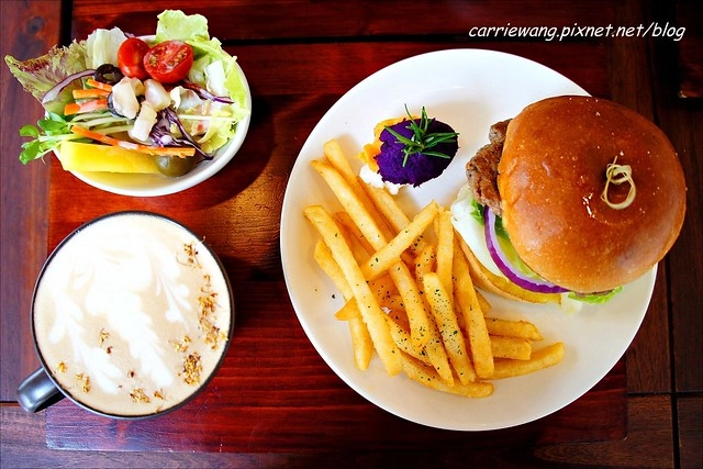 彰化巴特早午餐｜挑戰5公分之極限，費時30分鐘才可以完成的厚鬆餅，彰化現在也吃的到了哦！ @飛天璇的口袋