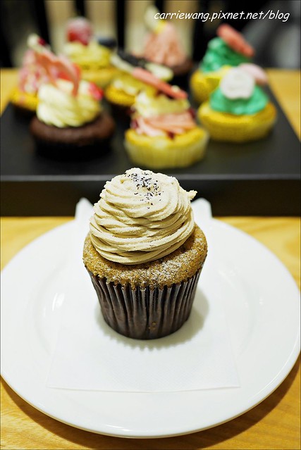【台中蛋糕甜點】克勞蒂杯子蛋糕．Cloudy Cupcake。戲給媽咪最夢幻的母親節禮物，還有可愛的Hello Kitty杯子蛋糕哦！(4/18~5/11母親節限定，粉絲頁有抽獎活動~) @飛天璇的口袋