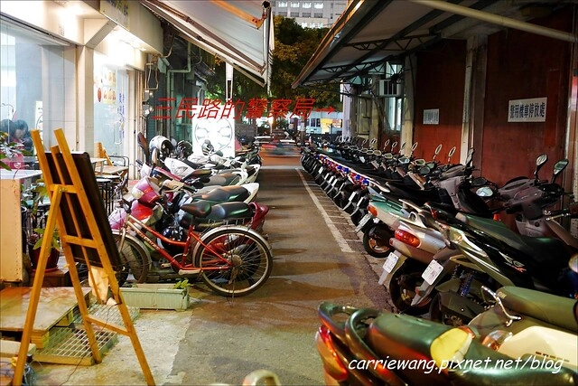 【台中漢堡推薦】What’s Burger。用酥皮波蘿麵包做的漢堡，牛肉厚實又啾西，義大利麵也很好吃 @飛天璇的口袋